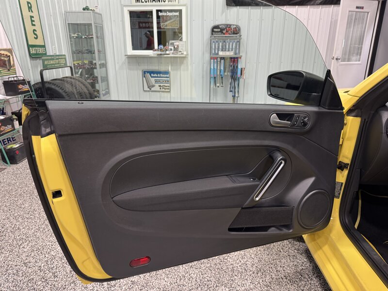 2015 Volkswagen Beetle 1.8T Entry PZEV - Photo 17 - Rochelle, IL 61068