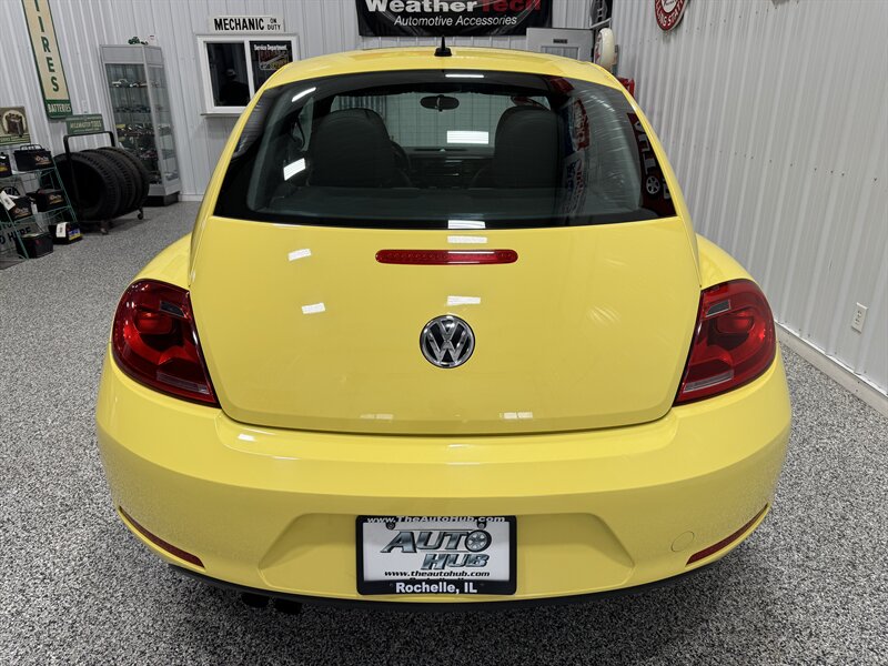 2015 Volkswagen Beetle 1.8T Entry PZEV - Photo 14 - Rochelle, IL 61068