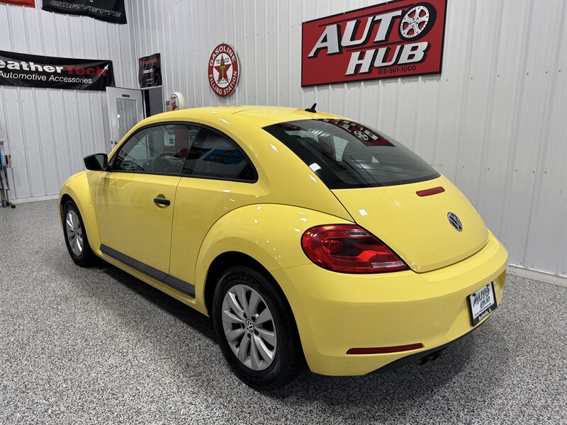 2015 Volkswagen Beetle 1.8T Entry PZEV - Photo 13 - Rochelle, IL 61068