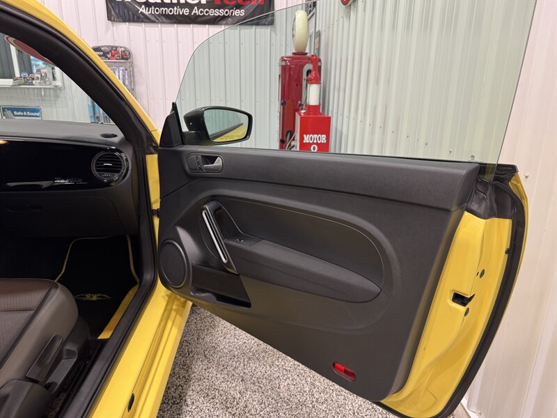 2015 Volkswagen Beetle 1.8T Entry PZEV - Photo 18 - Rochelle, IL 61068