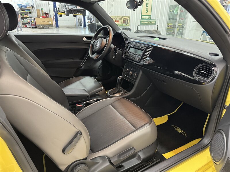 2015 Volkswagen Beetle 1.8T Entry PZEV - Photo 10 - Rochelle, IL 61068