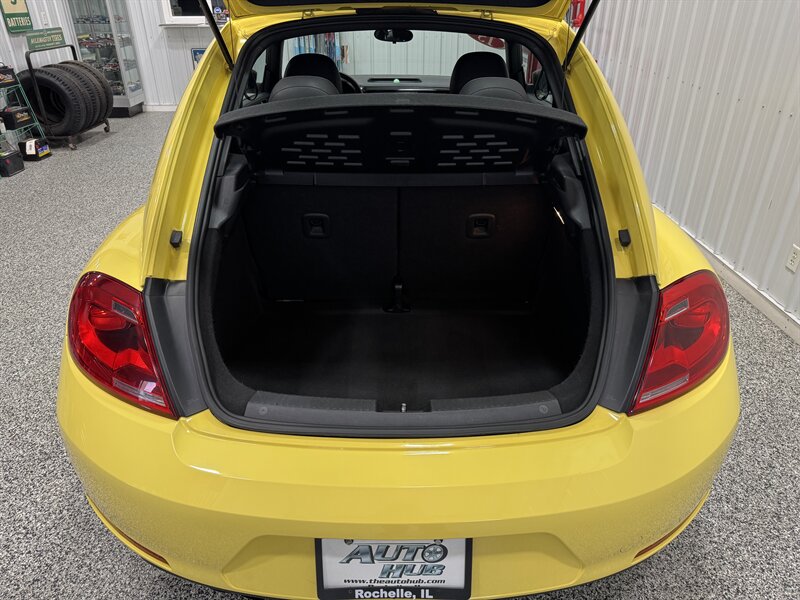 2015 Volkswagen Beetle 1.8T Entry PZEV - Photo 12 - Rochelle, IL 61068