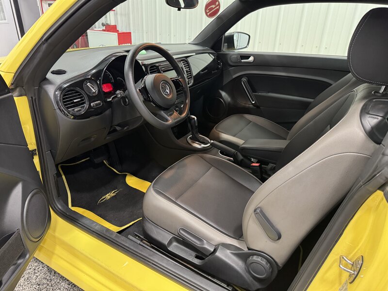 2015 Volkswagen Beetle 1.8T Entry PZEV - Photo 6 - Rochelle, IL 61068
