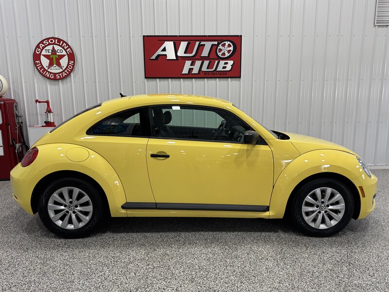 2015 Volkswagen Beetle 1.8T Entry PZEV - Photo 3 - Rochelle, IL 61068