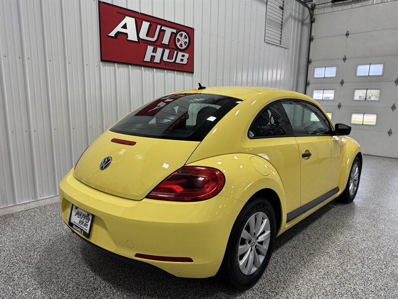 2015 Volkswagen Beetle 1.8T Entry PZEV - Photo 15 - Rochelle, IL 61068