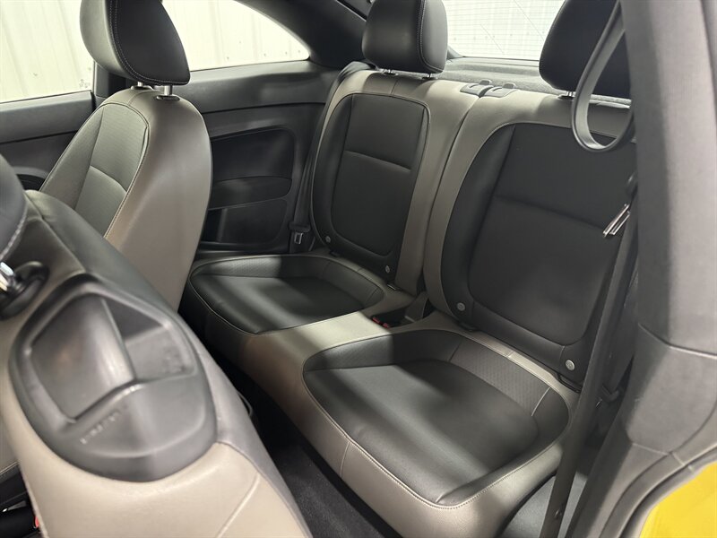 2015 Volkswagen Beetle 1.8T Entry PZEV - Photo 9 - Rochelle, IL 61068