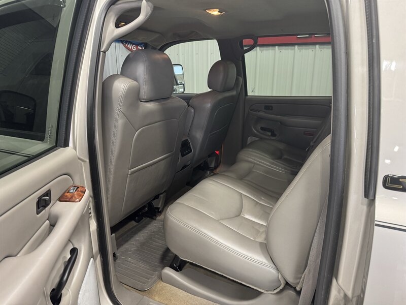 2005 Chevrolet Silverado 2500 LT 4dr Crew Cab LT   - Photo 13 - Rochelle, IL 61068