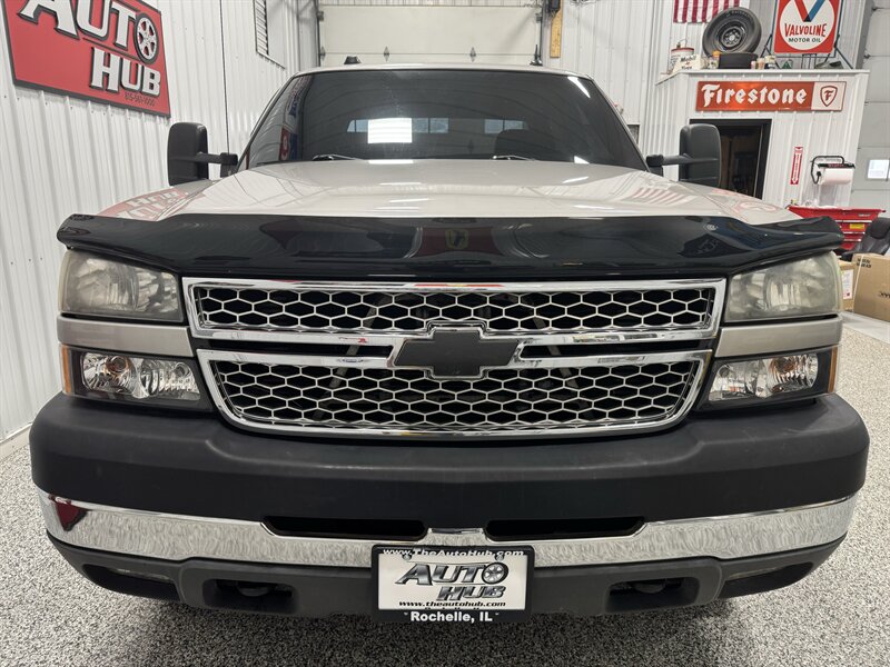 2005 Chevrolet Silverado 2500 LT 4dr Crew Cab LT   - Photo 6 - Rochelle, IL 61068