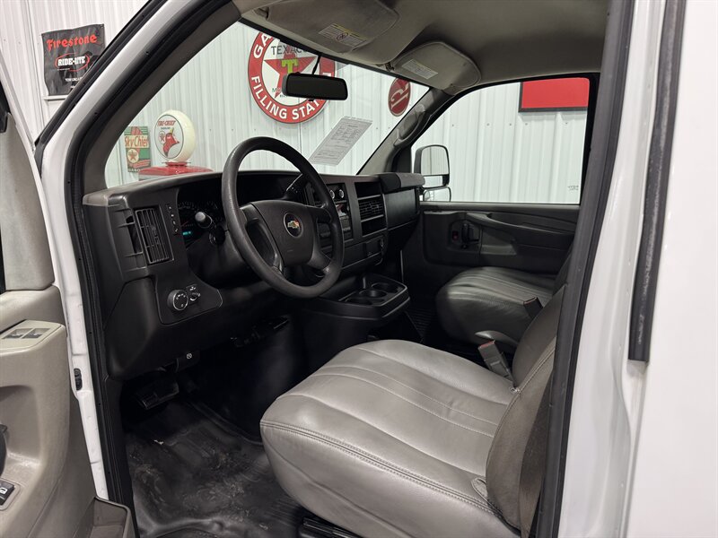 2015 Chevrolet Express 3500   - Photo 11 - Rochelle, IL 61068