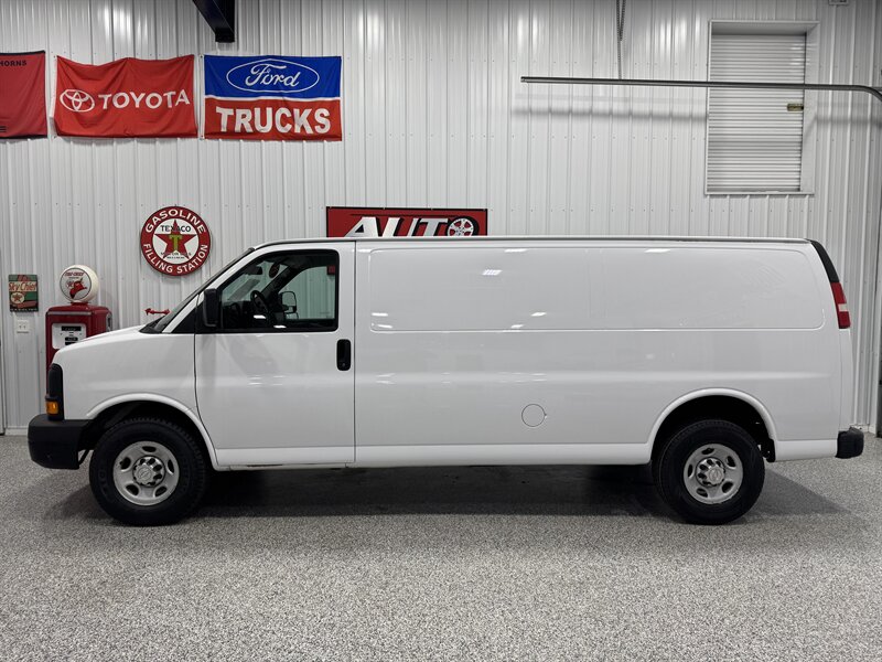 2015 Chevrolet Express 3500   - Photo 2 - Rochelle, IL 61068