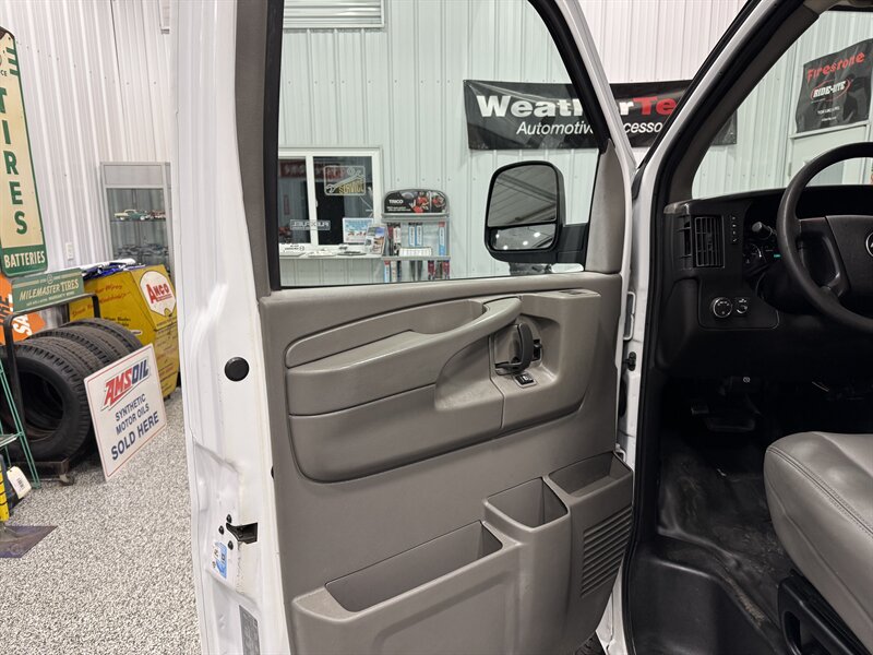 2015 Chevrolet Express 3500   - Photo 12 - Rochelle, IL 61068