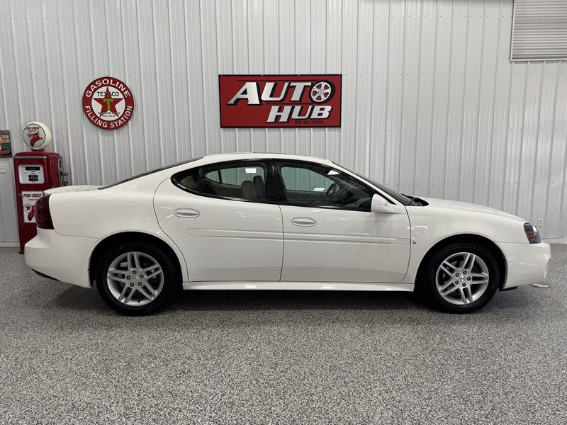 2007 Pontiac Grand Prix GT   - Photo 3 - Rochelle, IL 61068