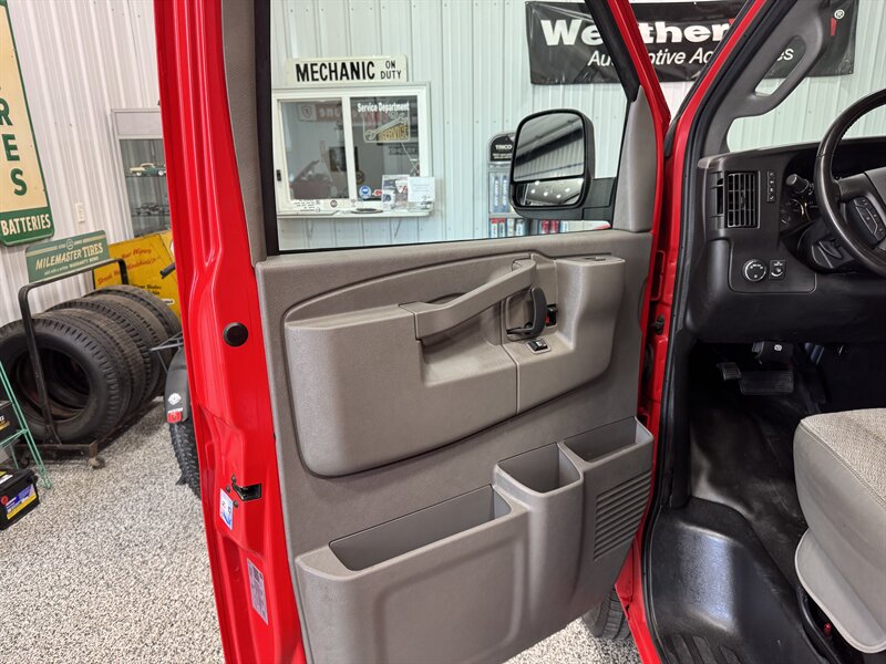 2020 Chevrolet Express 3500   - Photo 24 - Rochelle, IL 61068