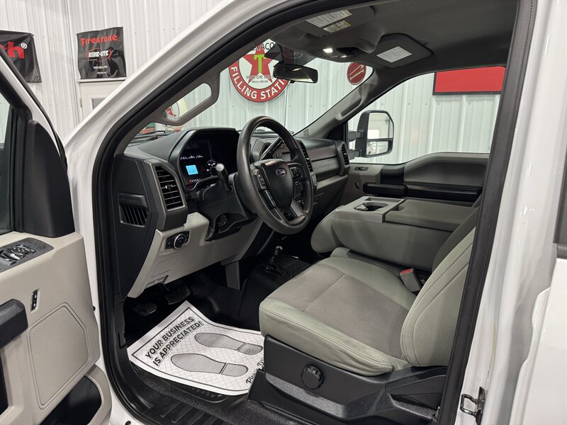 2017 Ford F-250 Super Duty XL   - Photo 6 - Rochelle, IL 61068