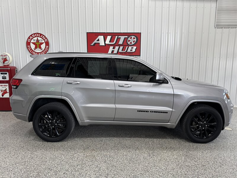 2018 Jeep Grand Cherokee Altitude   - Photo 3 - Rochelle, IL 61068