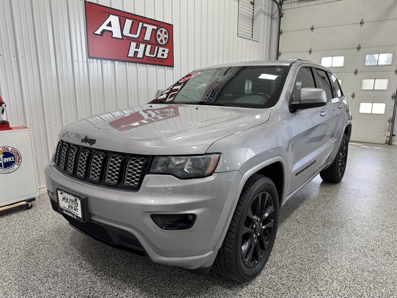 2018 Jeep Grand Cherokee Altitude   - Photo 2 - Rochelle, IL 61068