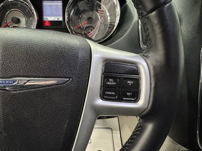 2014 Chrysler Town & Country Touring   - Photo 9 - Rochelle, IL 61068