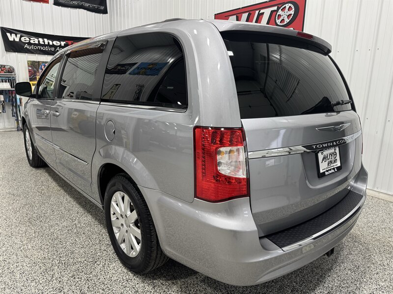 2014 Chrysler Town & Country Touring   - Photo 24 - Rochelle, IL 61068