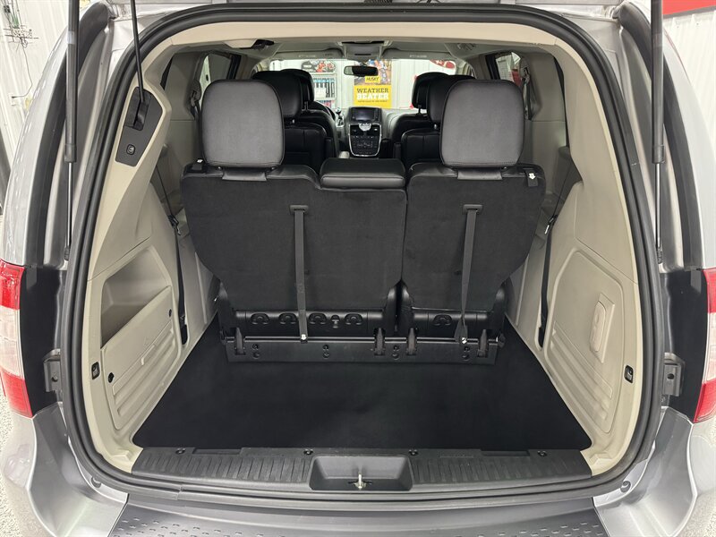 2014 Chrysler Town & Country Touring   - Photo 19 - Rochelle, IL 61068