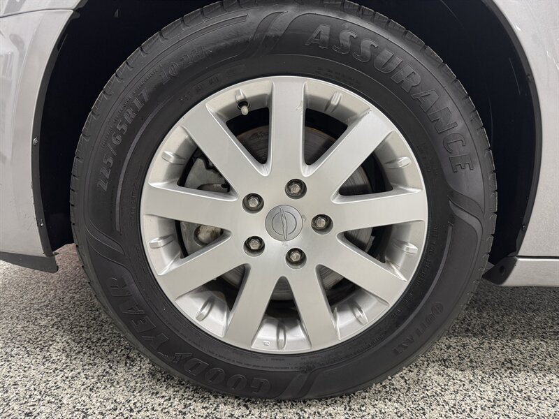 2014 Chrysler Town & Country Touring   - Photo 27 - Rochelle, IL 61068