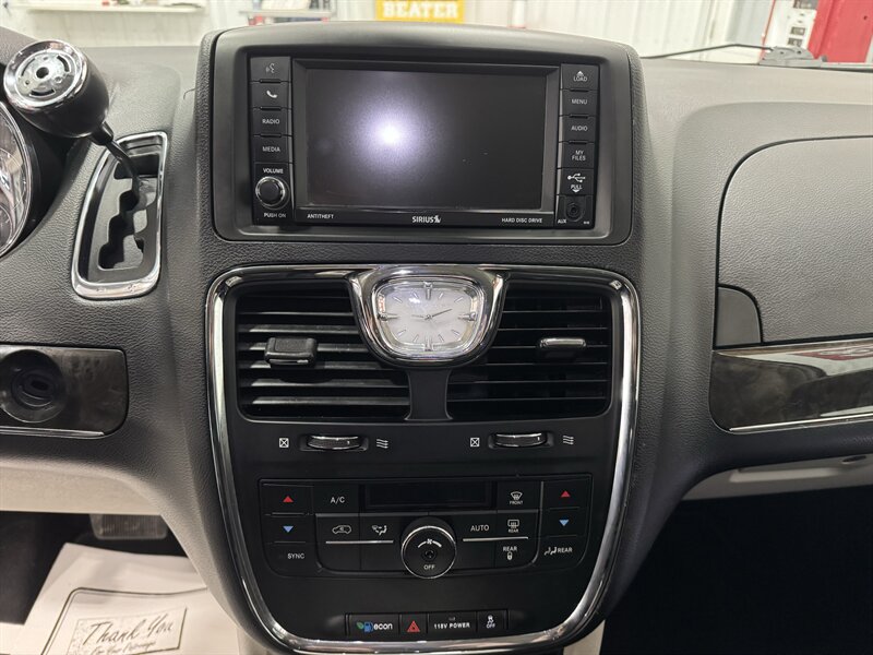 2014 Chrysler Town & Country Touring   - Photo 10 - Rochelle, IL 61068