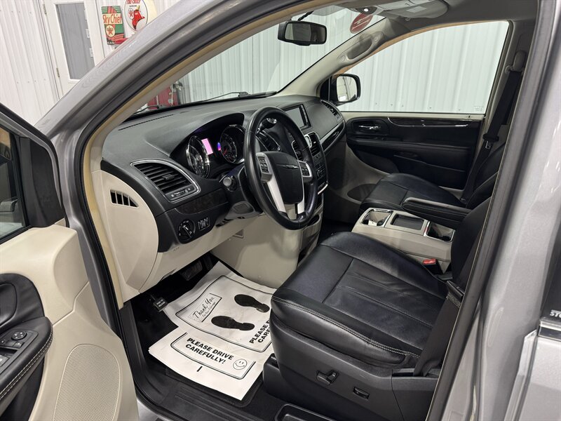 2014 Chrysler Town & Country Touring   - Photo 6 - Rochelle, IL 61068