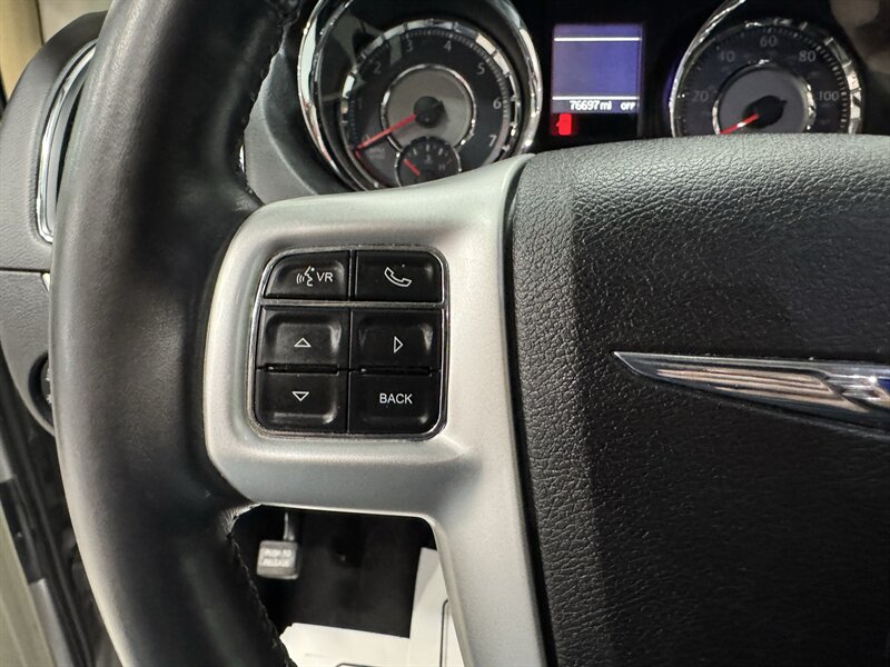 2014 Chrysler Town & Country Touring   - Photo 8 - Rochelle, IL 61068