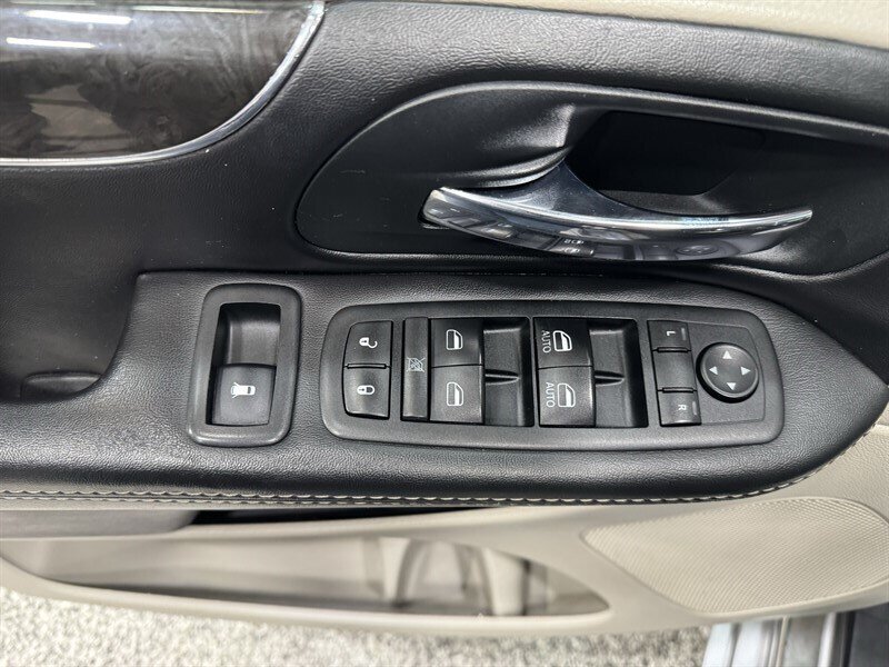 2014 Chrysler Town & Country Touring   - Photo 14 - Rochelle, IL 61068