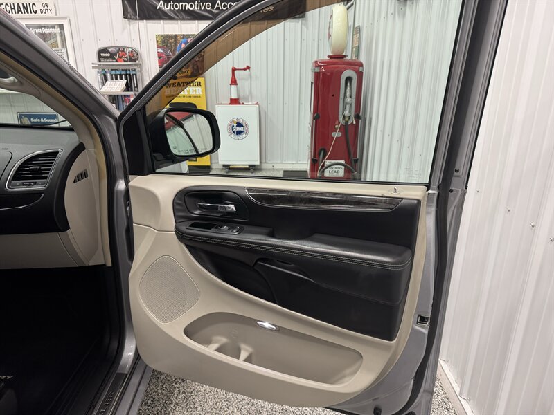 2014 Chrysler Town & Country Touring   - Photo 32 - Rochelle, IL 61068