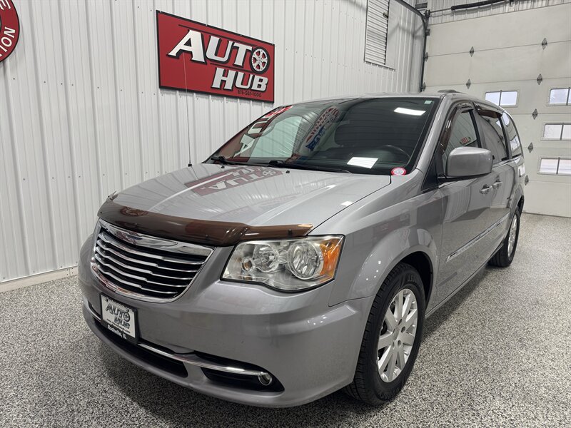 2014 Chrysler Town & Country Touring   - Photo 2 - Rochelle, IL 61068