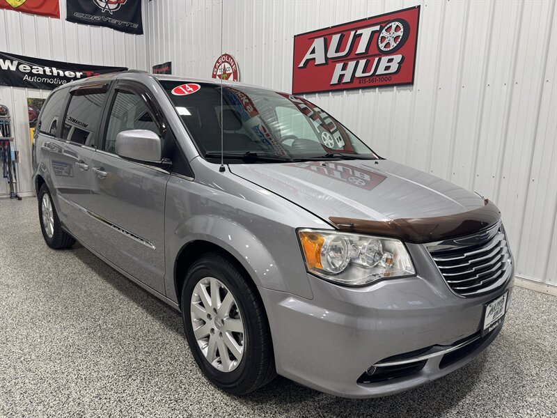 2014 Chrysler Town & Country Touring   - Photo 4 - Rochelle, IL 61068