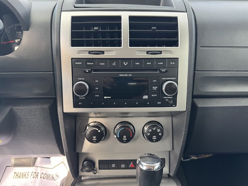 2007 Dodge Nitro SXT   - Photo 8 - Rochelle, IL 61068