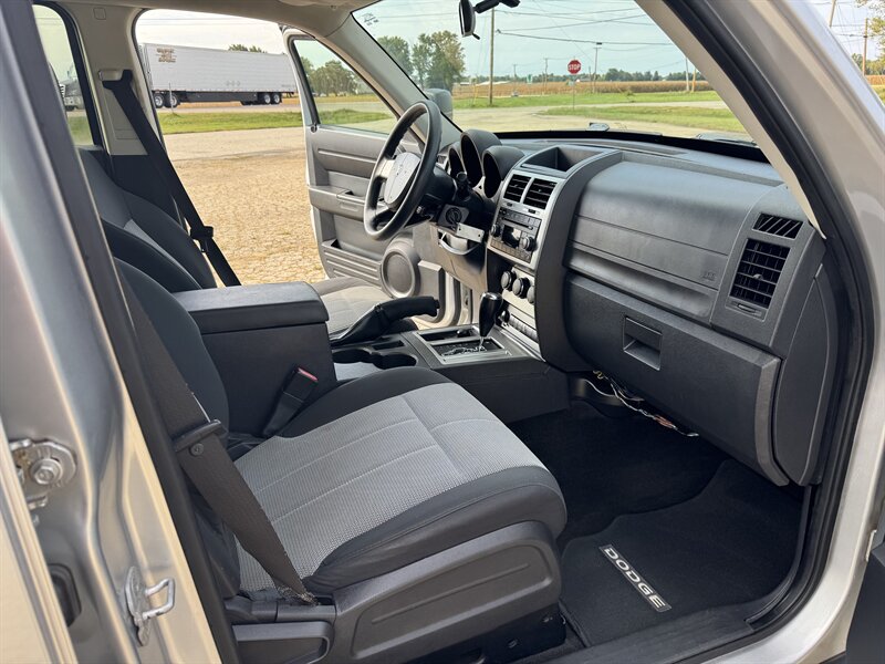 2007 Dodge Nitro SXT   - Photo 12 - Rochelle, IL 61068