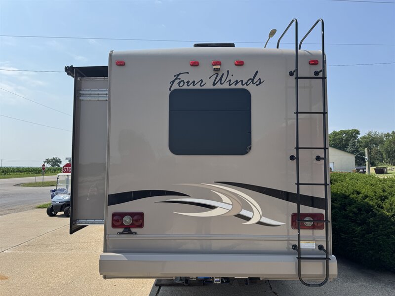 2015 Thor M33SW Four Winds   - Photo 4 - Rochelle, IL 61068