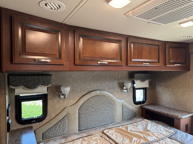 2015 Thor M33SW Four Winds   - Photo 26 - Rochelle, IL 61068