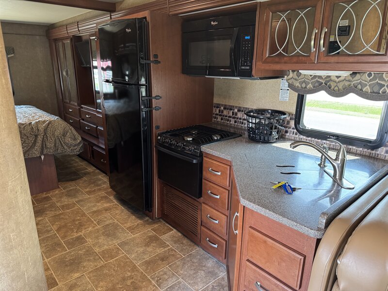 2015 Thor M33SW Four Winds   - Photo 19 - Rochelle, IL 61068