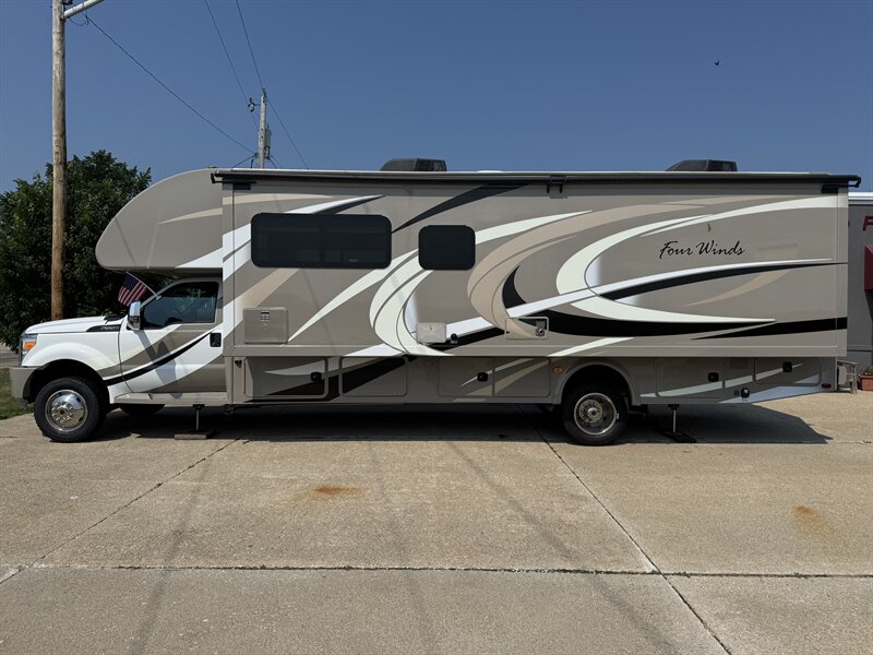 2015 Thor M33SW Four Winds   - Photo 2 - Rochelle, IL 61068
