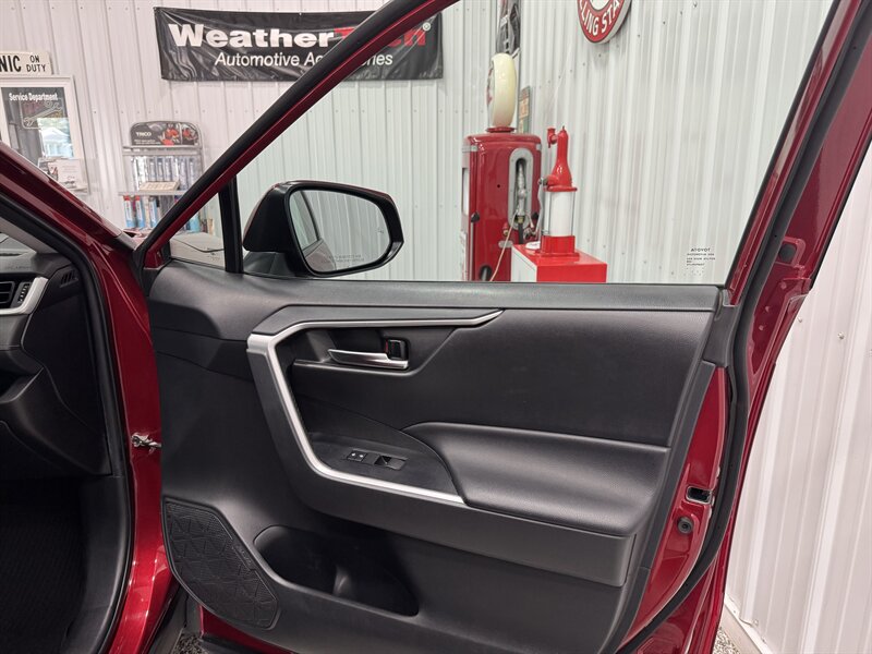 2019 Toyota RAV4 XLE   - Photo 27 - Rochelle, IL 61068