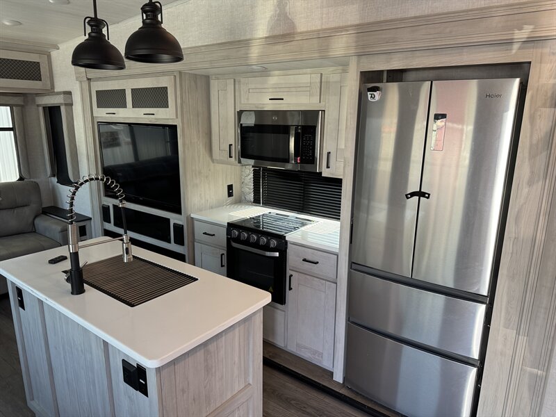2022 Forest River East to West Tandara 320RL - Photo 17 - Rochelle, IL 61068