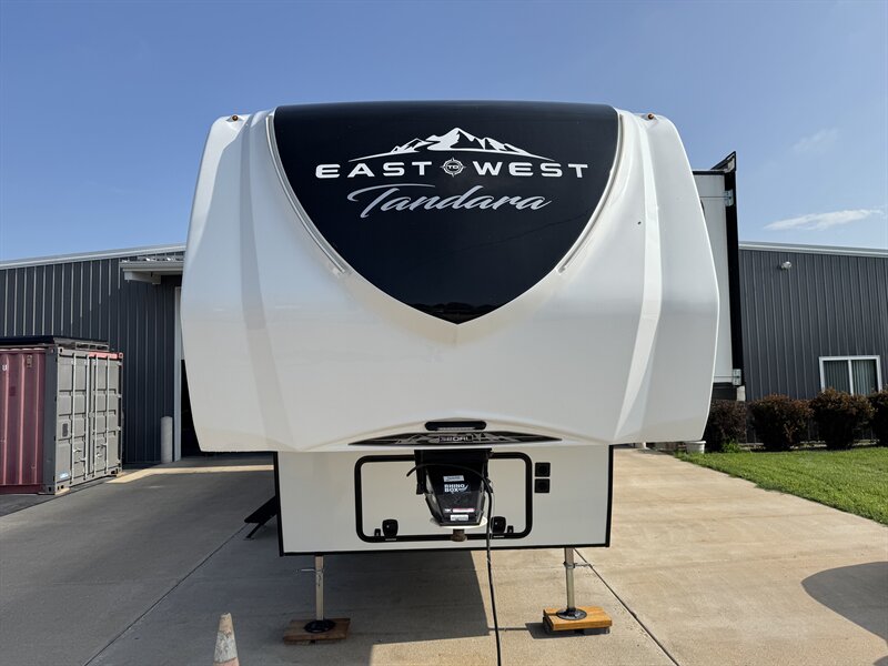 2022 Forest River East to West Tandara 320RL - Photo 4 - Rochelle, IL 61068