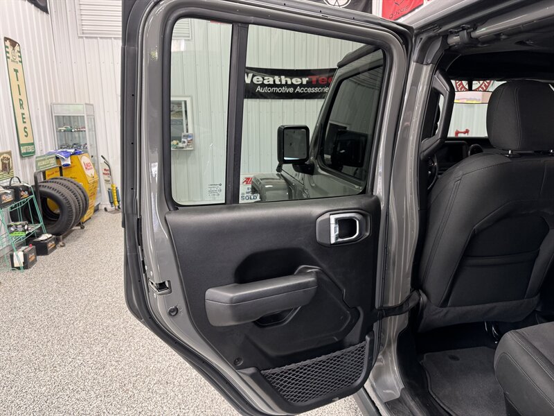 2022 Jeep Gladiator Sport S   - Photo 18 - Rochelle, IL 61068