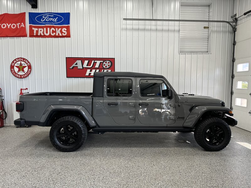 2022 Jeep Gladiator Sport S   - Photo 9 - Rochelle, IL 61068