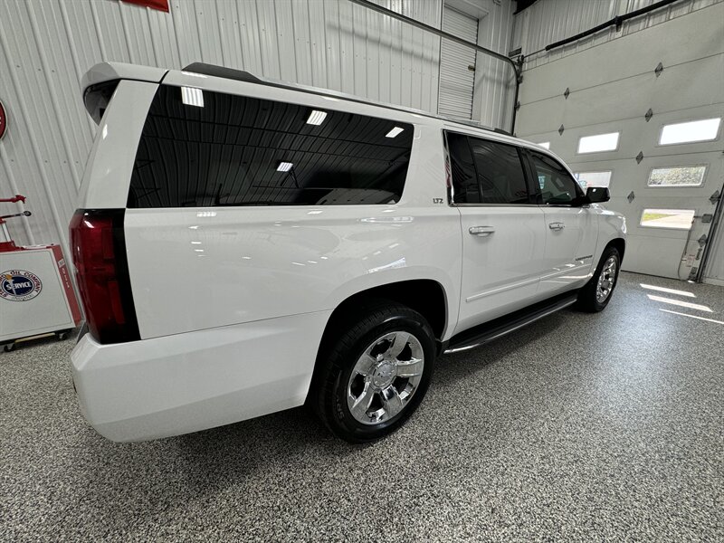 2016 Chevrolet Suburban LTZ 1500   - Photo 7 - Rochelle, IL 61068