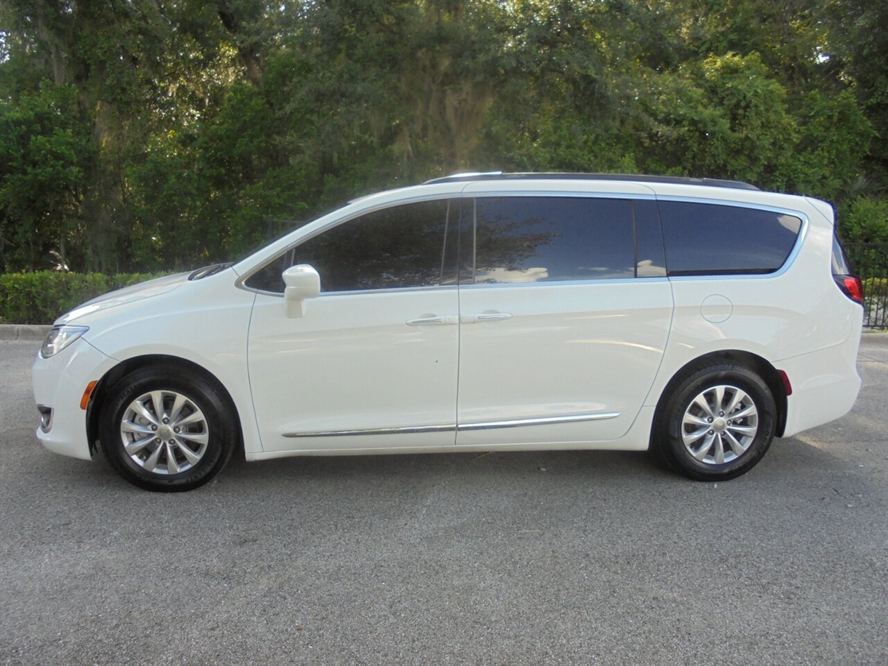 2017 Chrysler Pacifica Touring Plus   - Photo 16 - Deland, FL 32720