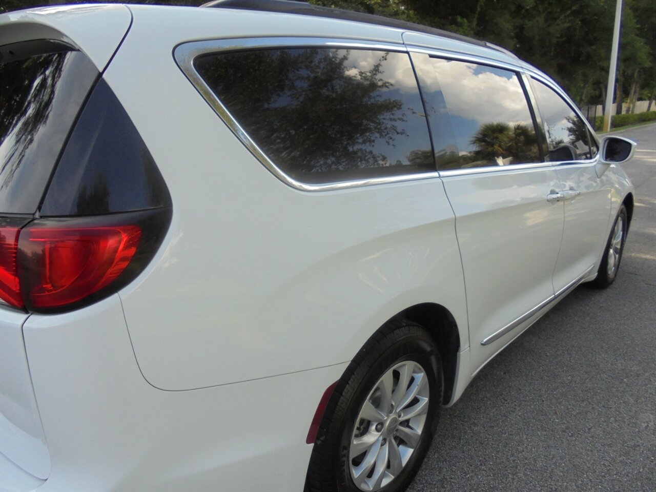 2017 Chrysler Pacifica Touring Plus   - Photo 14 - Deland, FL 32720