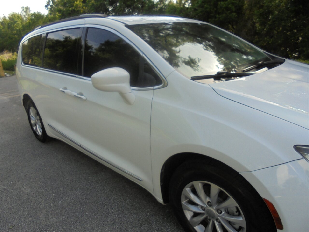 2017 Chrysler Pacifica Touring Plus   - Photo 9 - Deland, FL 32720