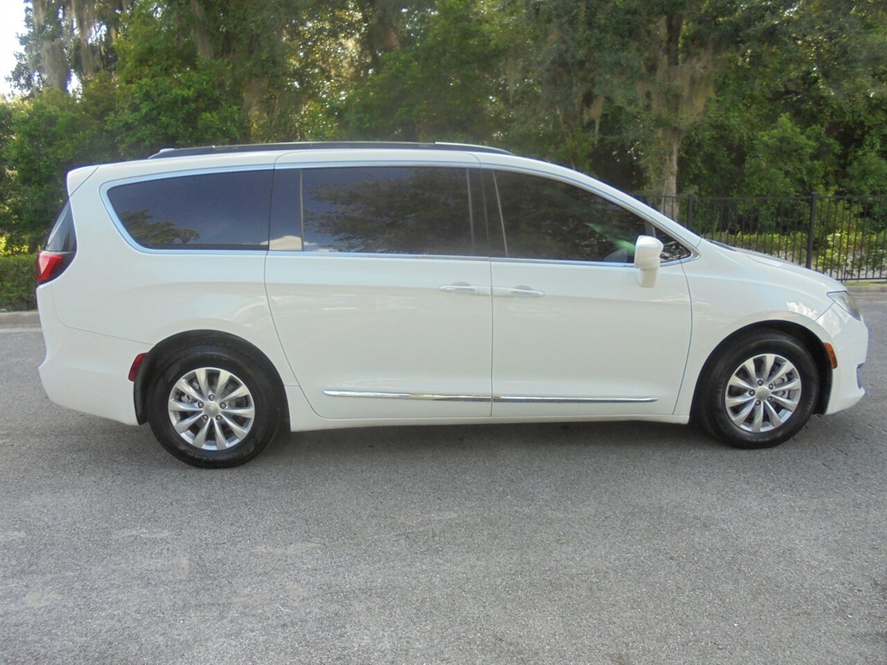 2017 Chrysler Pacifica Touring Plus   - Photo 15 - Deland, FL 32720