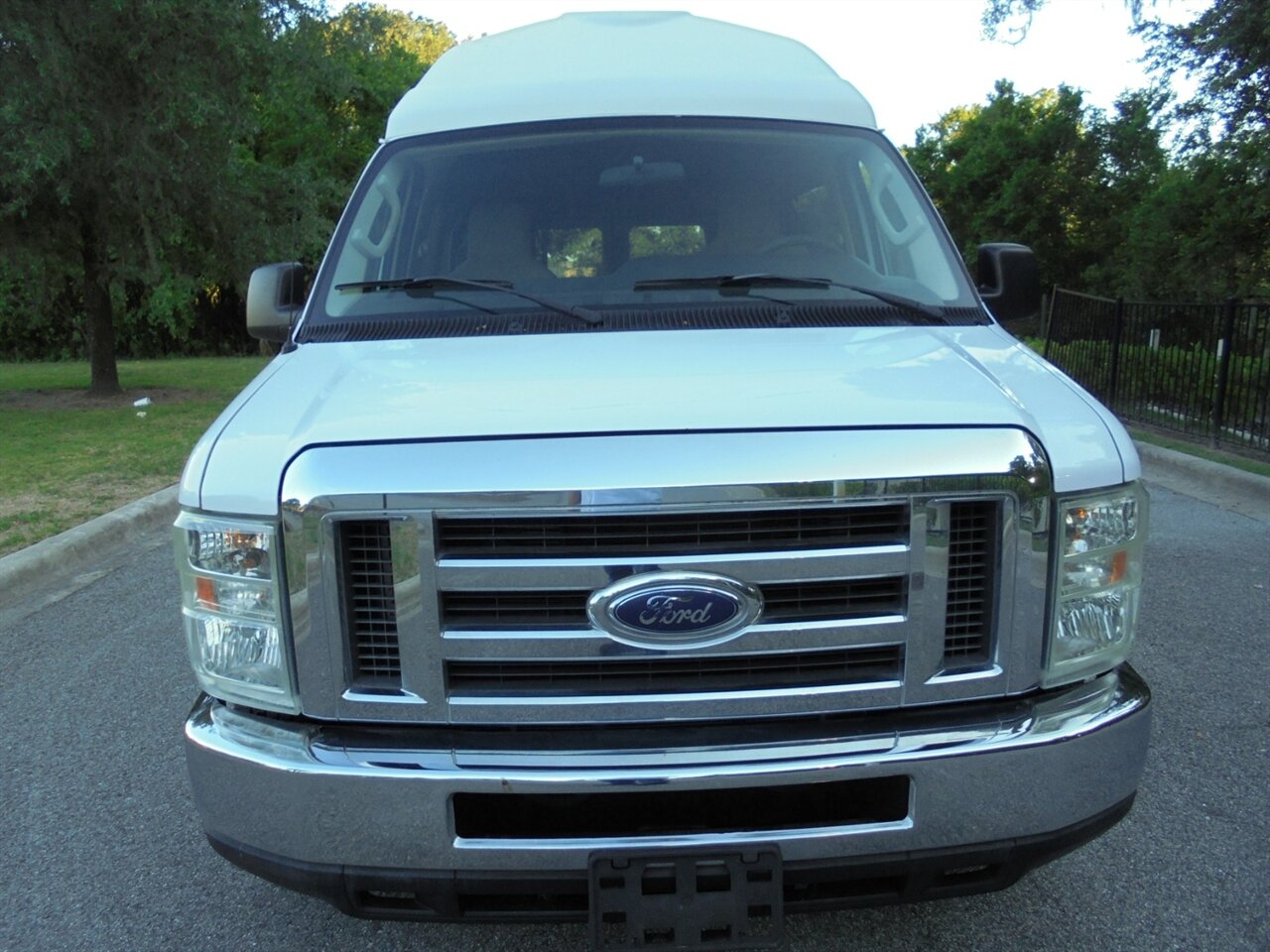 2009 Ford E-350 SD XLT  Handicap equipped VMI - Photo 5 - Deland, FL 32720