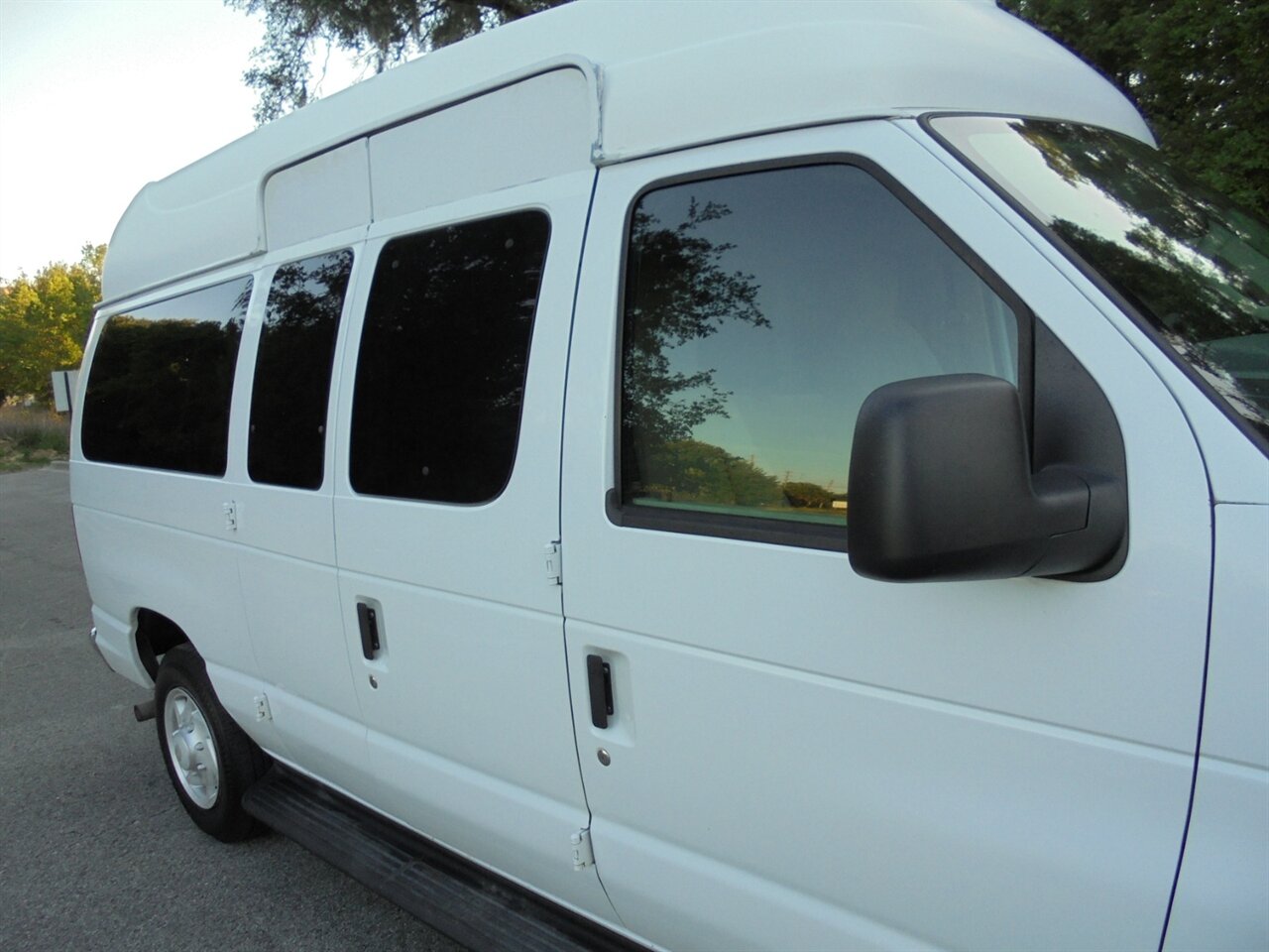 2009 Ford E-350 SD XLT  Handicap equipped VMI - Photo 10 - Deland, FL 32720