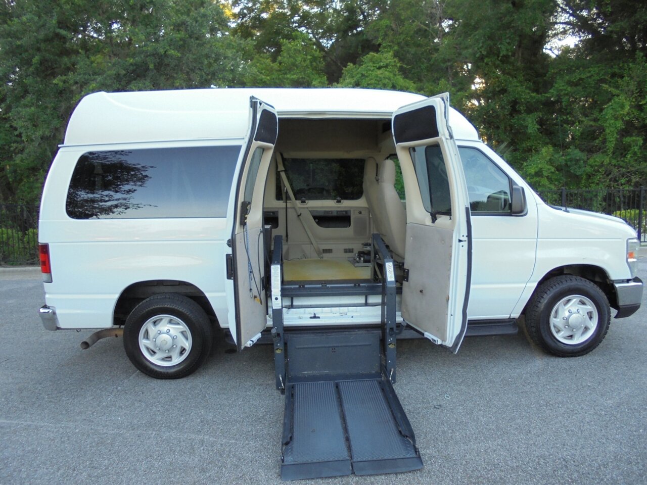 2009 Ford E-350 SD XLT  Handicap equipped VMI - Photo 44 - Deland, FL 32720